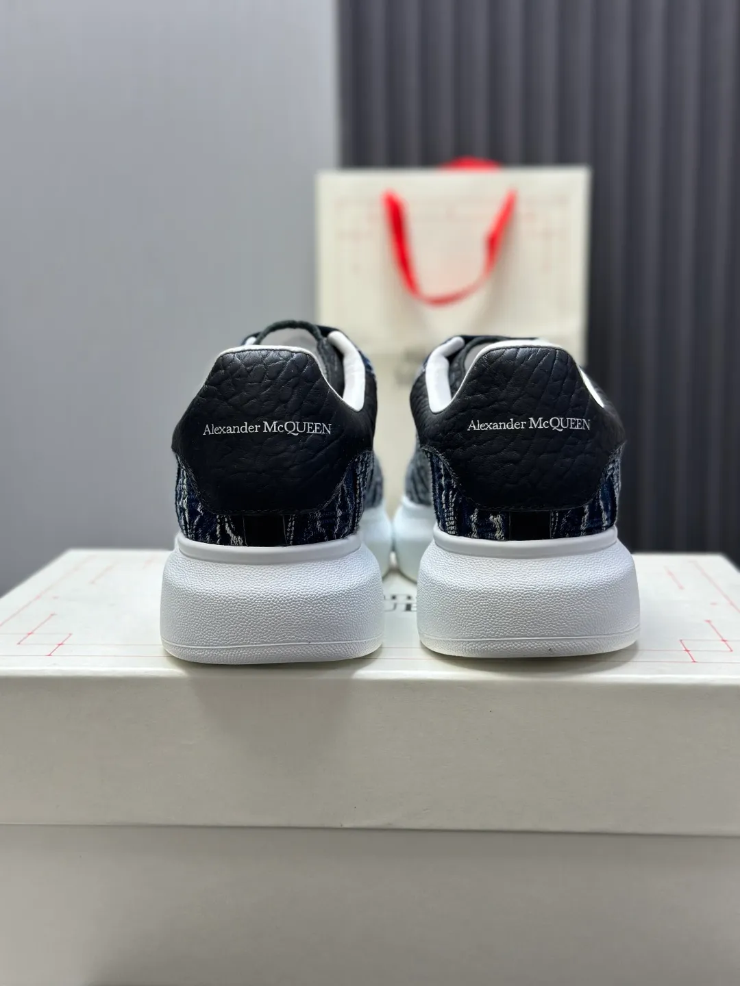 👟👟Ex-factory price 600👟👟 (🥇Top version produced in Dongguan🥇) A new upgrade of the classic McQueen white shoes. This upgrade of McQueen, which has been done for 4 consecutive years, will definitely bring you the most cost-effective ALEXANDER MCQUEEN classic in the market. If you are not confident about the quality of such a classic and world-destroying model, there is really no need to put it on the table🔙.  Purchased original version from HK counter, various demolitions.  All kinds of PKs are welcome💥.  (Anyone who has the original version at the stall is welcome🆚) The thick sole perfectly increases the elongated visual effect. The most perfect proportion of the shoe body is this last shape. The logo font on the rear tail is printed in small fonts. The logo on the foot is made of genuine leather with air-pressed colorless process. We will always update the color with the counter. 🔘Upper: genuine customized environmentally friendly full-grain cowhide 🔘Inner lining: imported mixed sheepskin (the genuine product is also sheepskin, not the cheap cowhide on the market) 🔘Sole: Exclusive molded TPU➕rubber injection molded layered outsole, (purple tail, pink tail, red tail, burgundy tail, rose gold tail sequin series, Velcro men's model needs to be customized, non-returnable) 🔘Code number 34-44 (women's size 34.40 is custom-made).